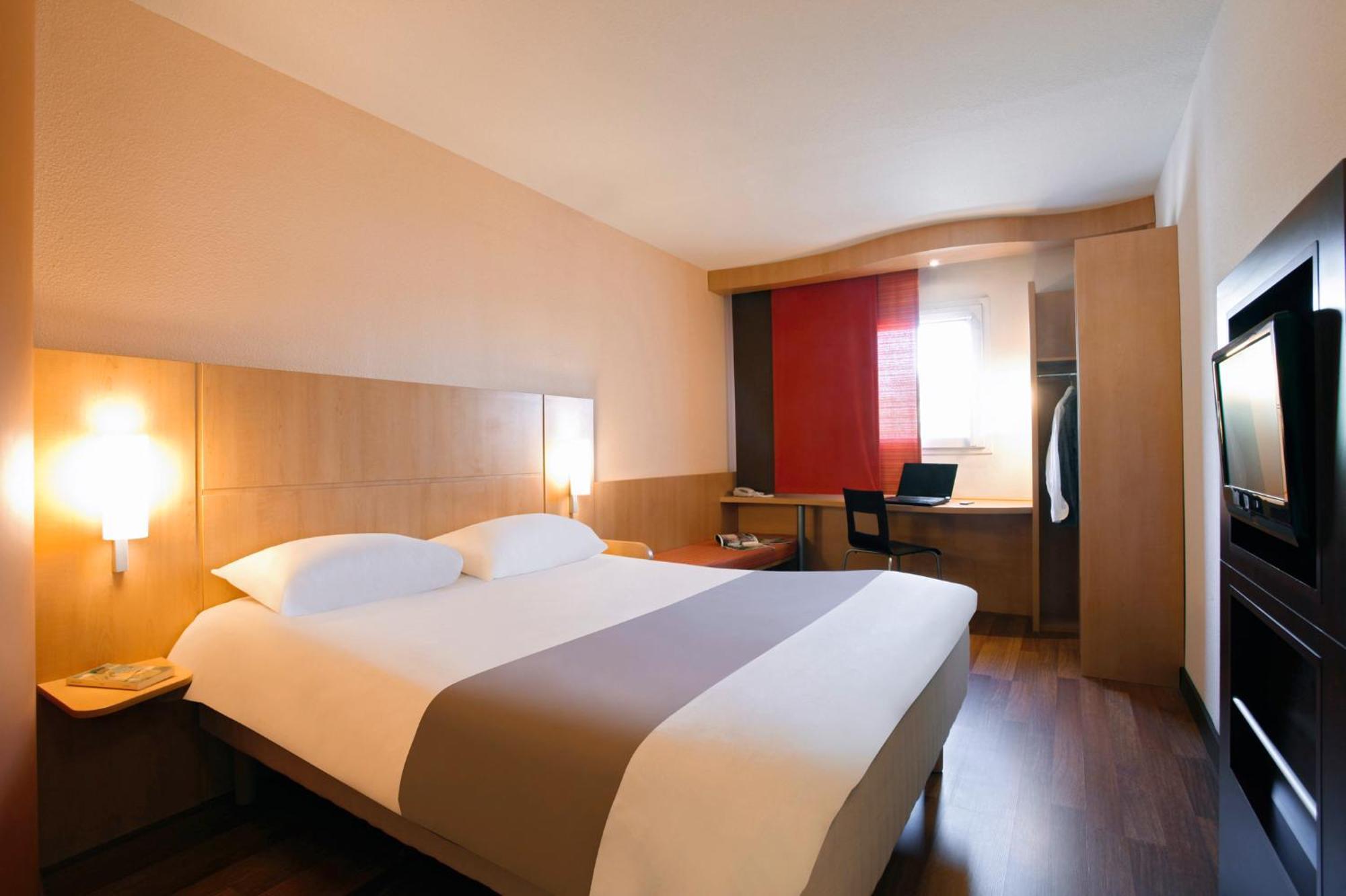ホテル Ibis Manosque Cadarache エクステリア 写真