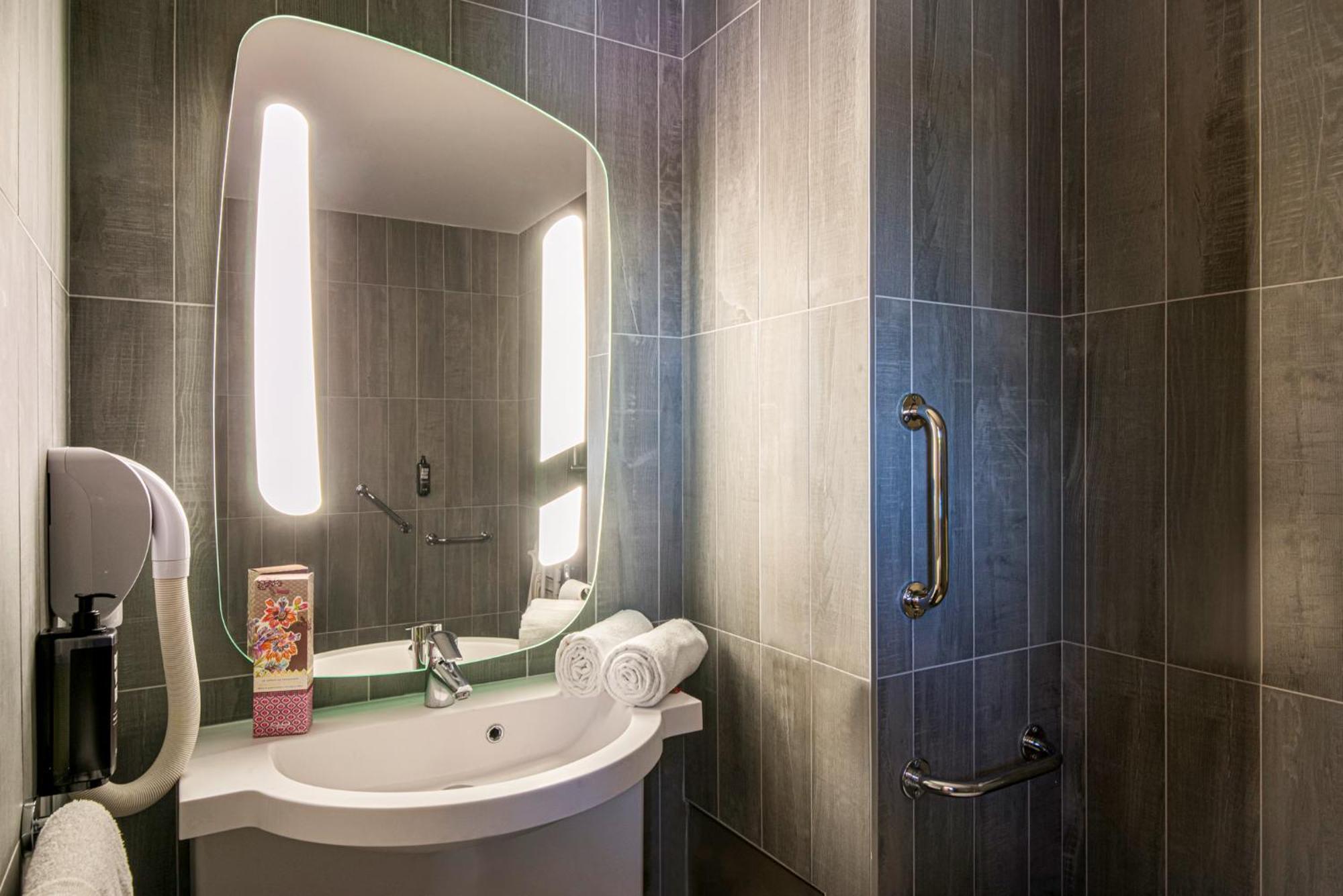 ホテル Ibis Manosque Cadarache エクステリア 写真