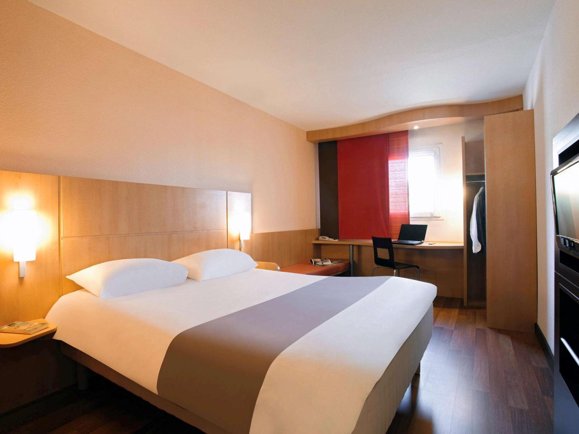 ホテル Ibis Manosque Cadarache エクステリア 写真