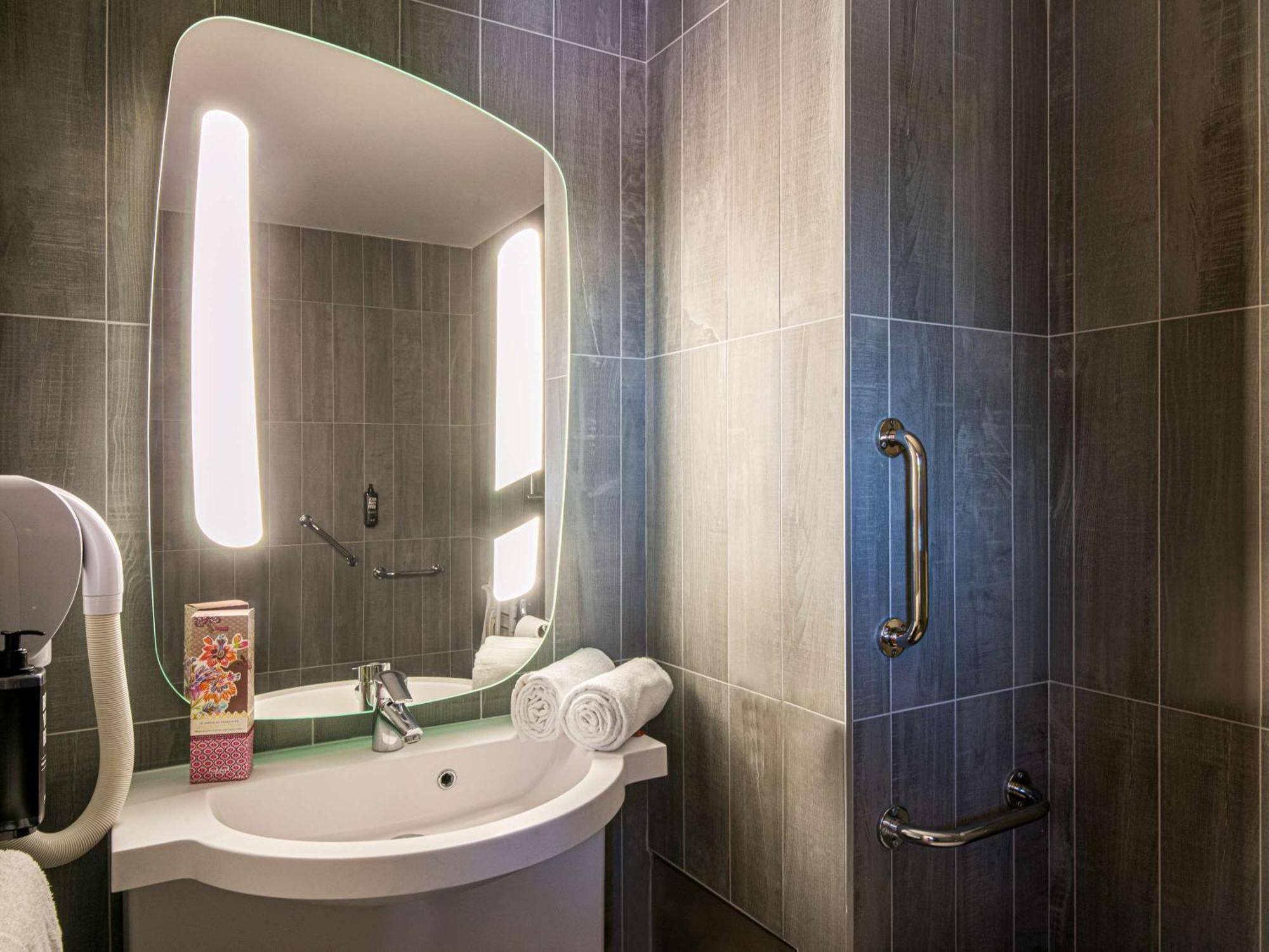 ホテル Ibis Manosque Cadarache エクステリア 写真