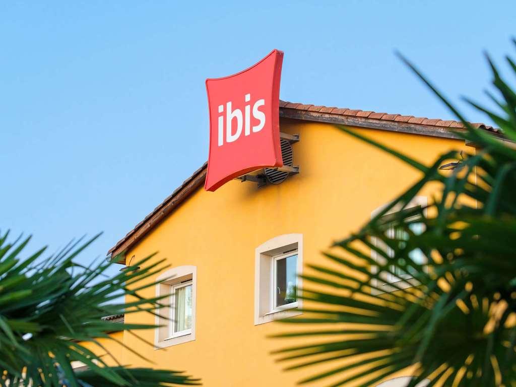 ホテル Ibis Manosque Cadarache エクステリア 写真