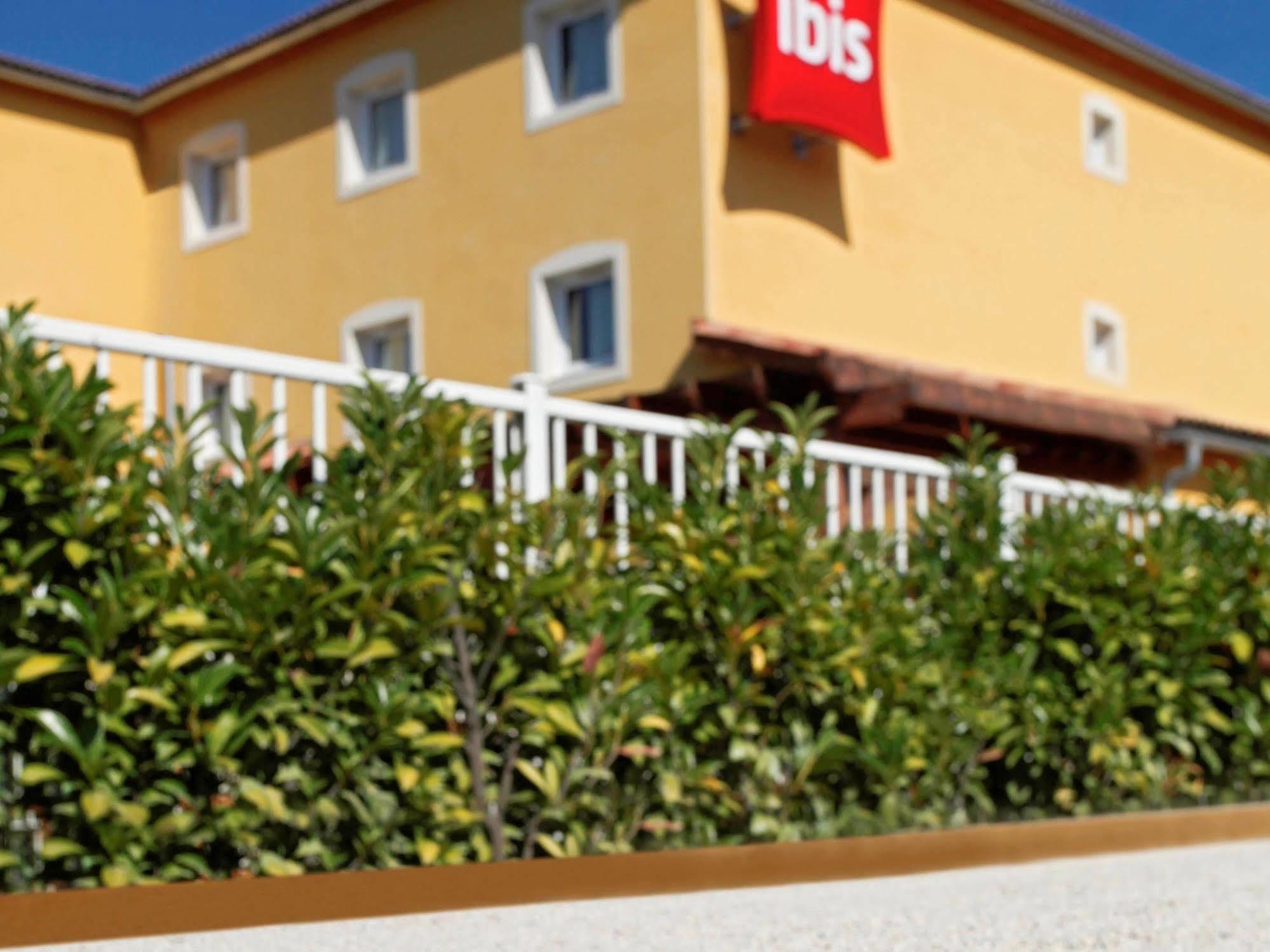 ホテル Ibis Manosque Cadarache エクステリア 写真