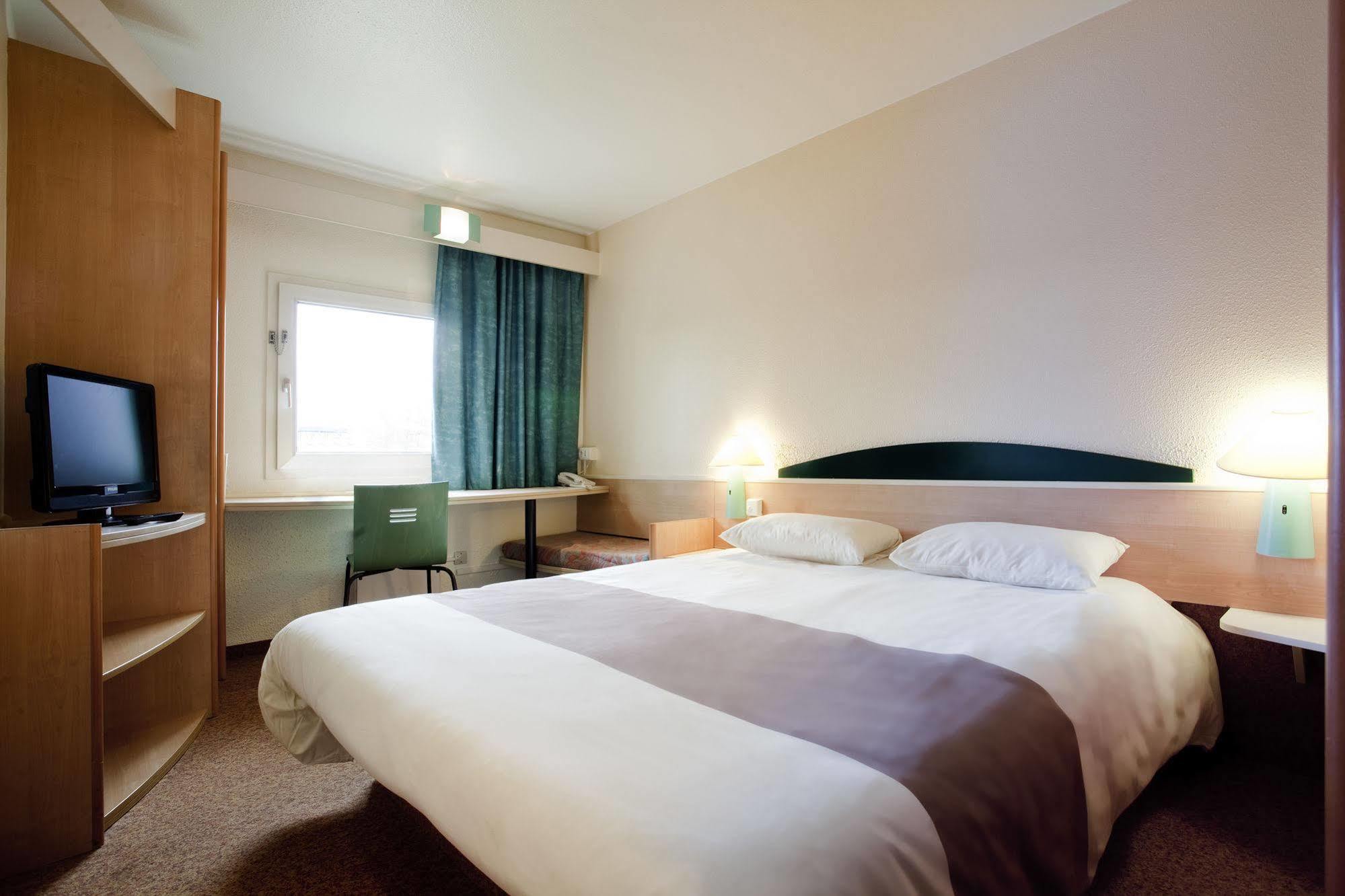 ホテル Ibis Manosque Cadarache エクステリア 写真