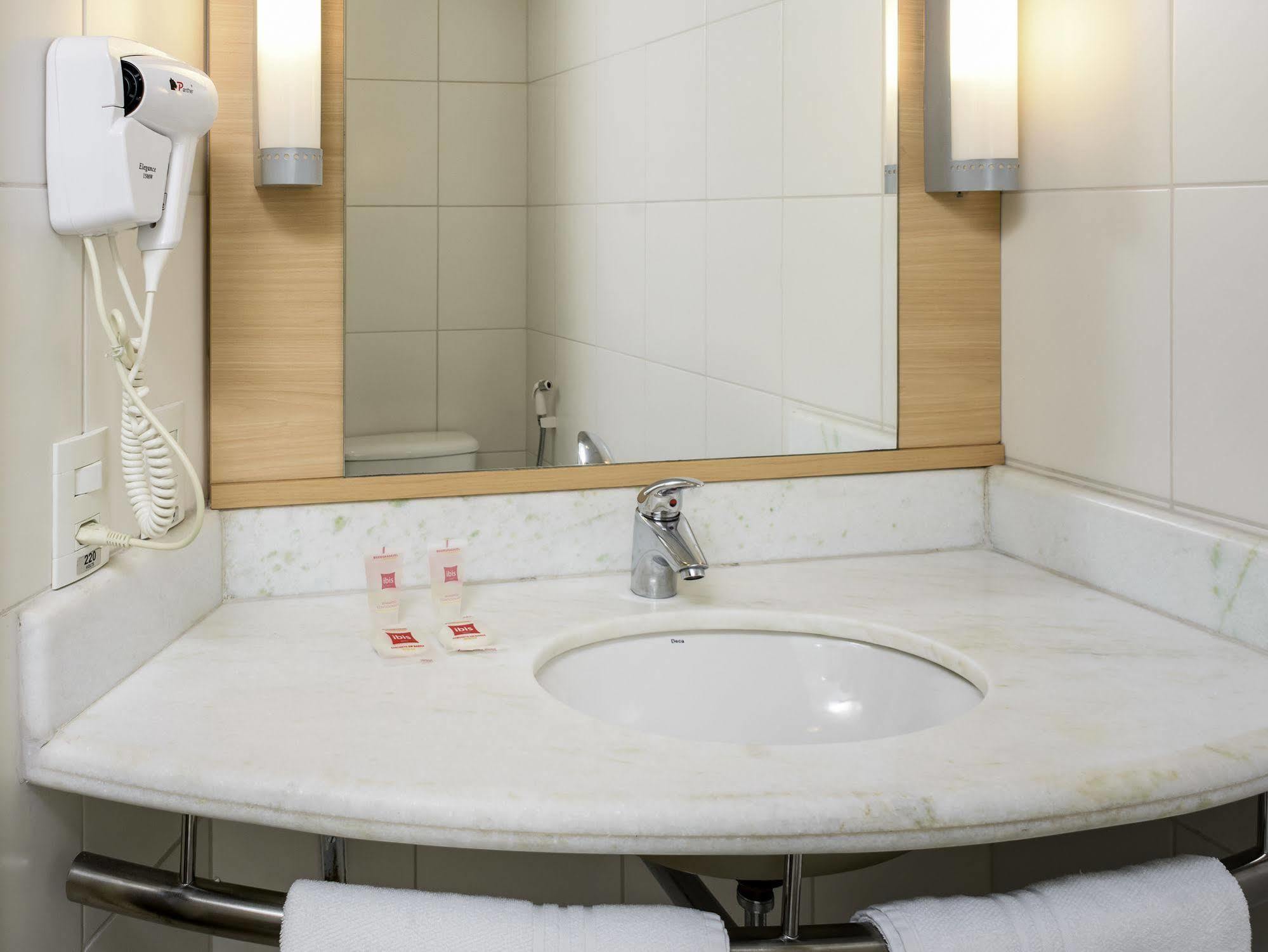 ホテル Ibis Manosque Cadarache エクステリア 写真