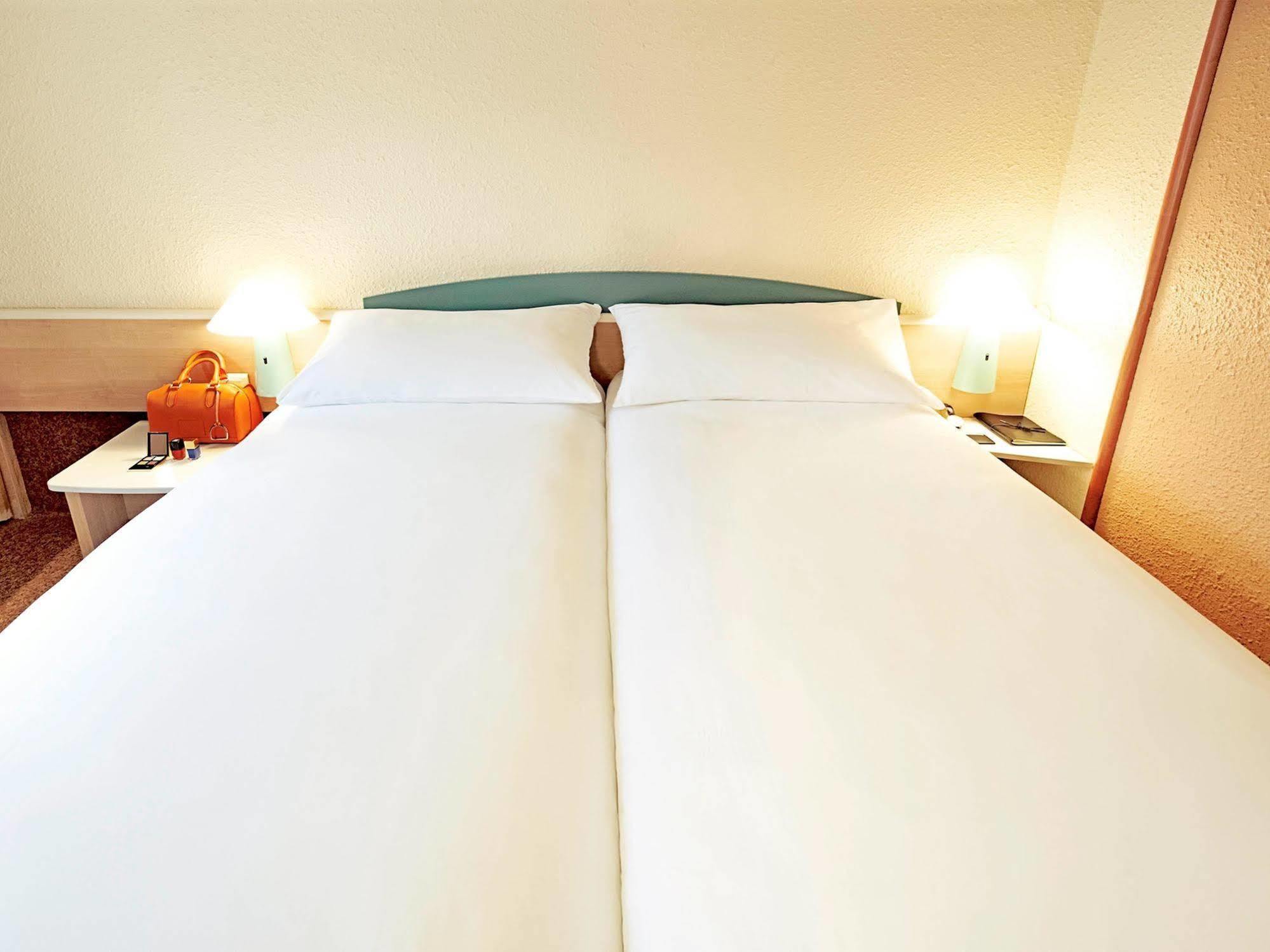 ホテル Ibis Manosque Cadarache エクステリア 写真